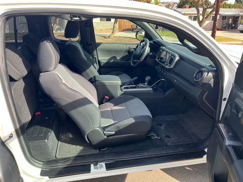 Used 2022 Toyota Tacoma TRD Sport image 8