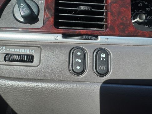 Used 2009 Lincoln Town Car Signature Limited RWD image 8