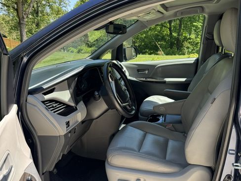 Used 2018 Toyota Sienna XLE FWD image 9
