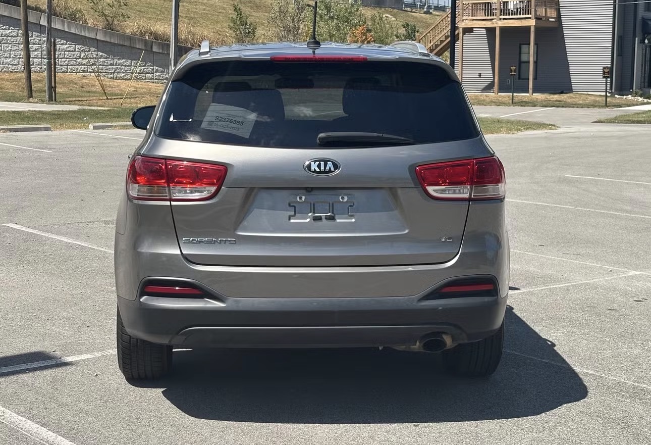 Used 2017 Kia Sorento AWD image 5