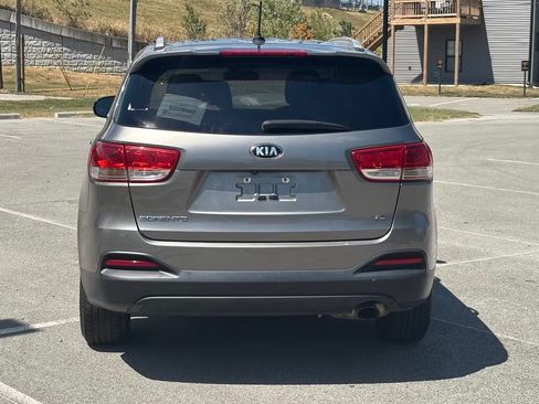 Used 2017 Kia Sorento AWD image 5