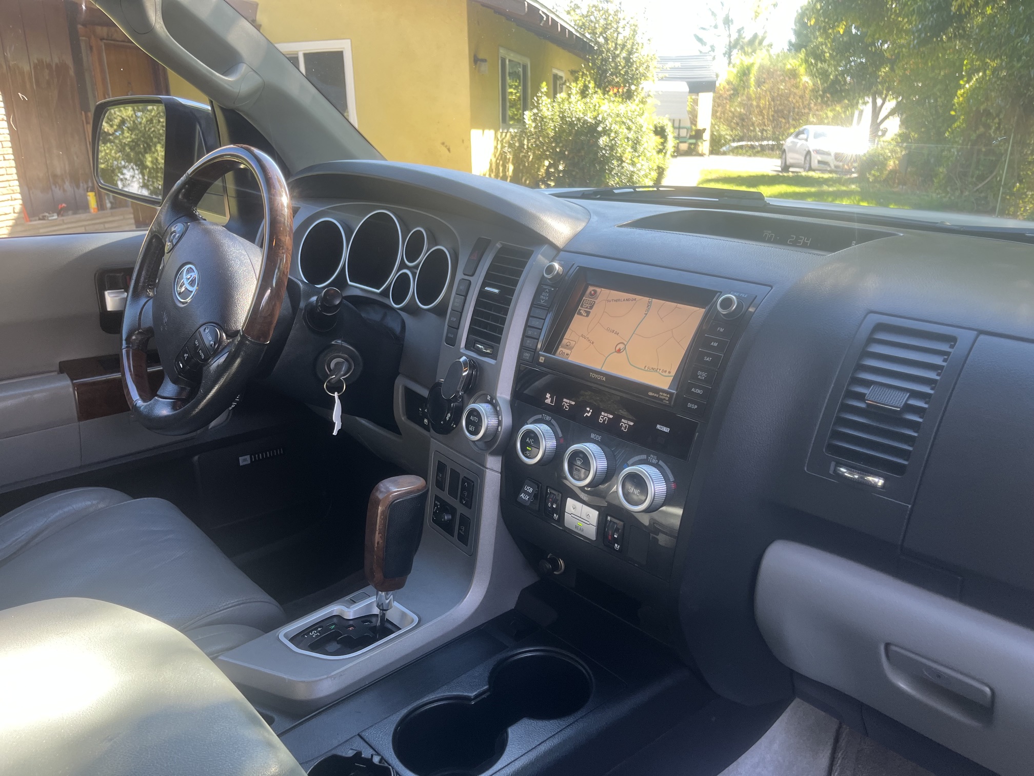 Used 2010 Toyota Sequoia Platinum RWD image 8