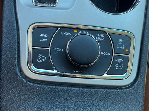 Used 2012 Jeep Grand Cherokee Overland AWD/4WD image 16