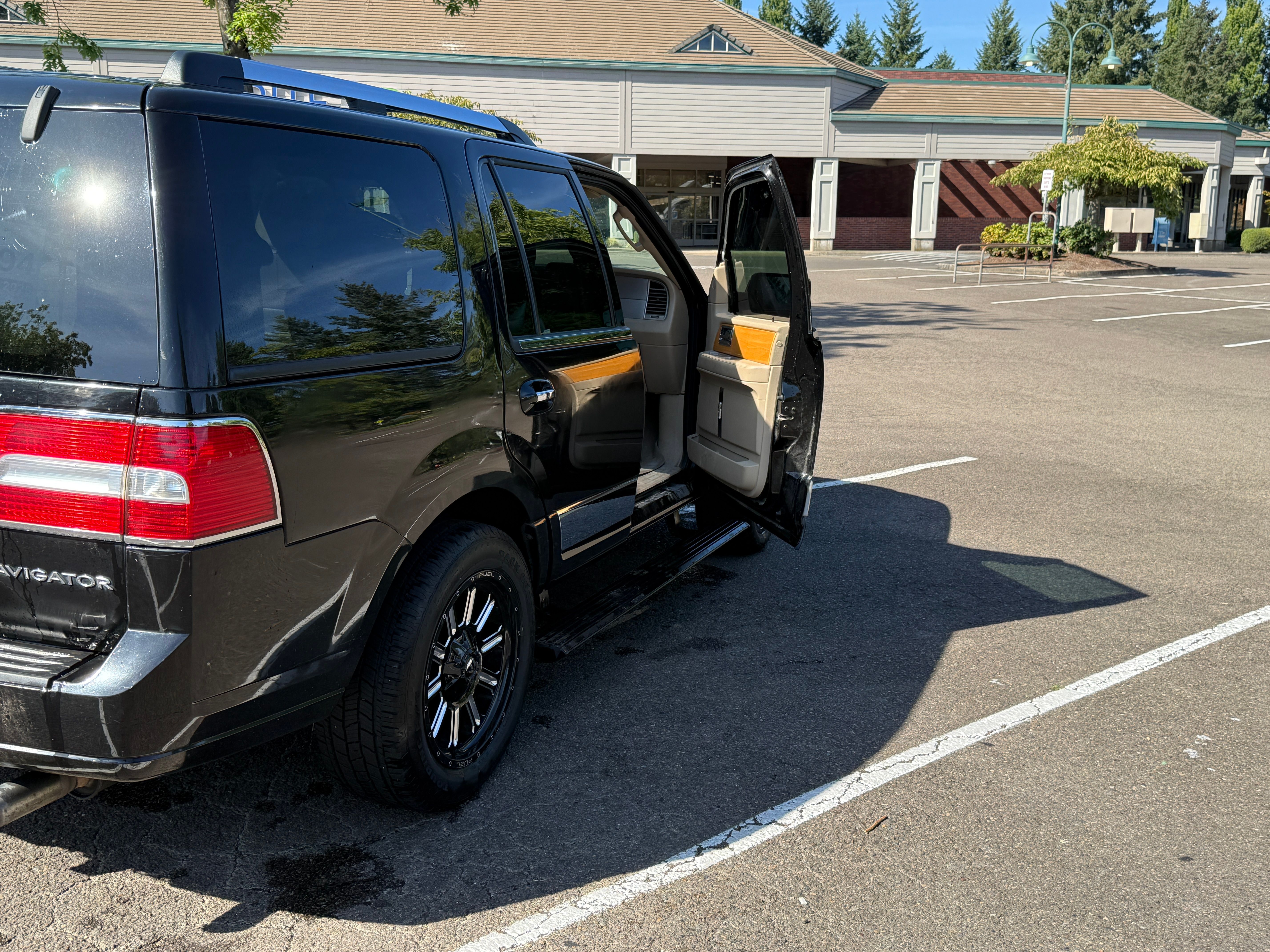 Used 2007 Lincoln Navigator 4WD image 2