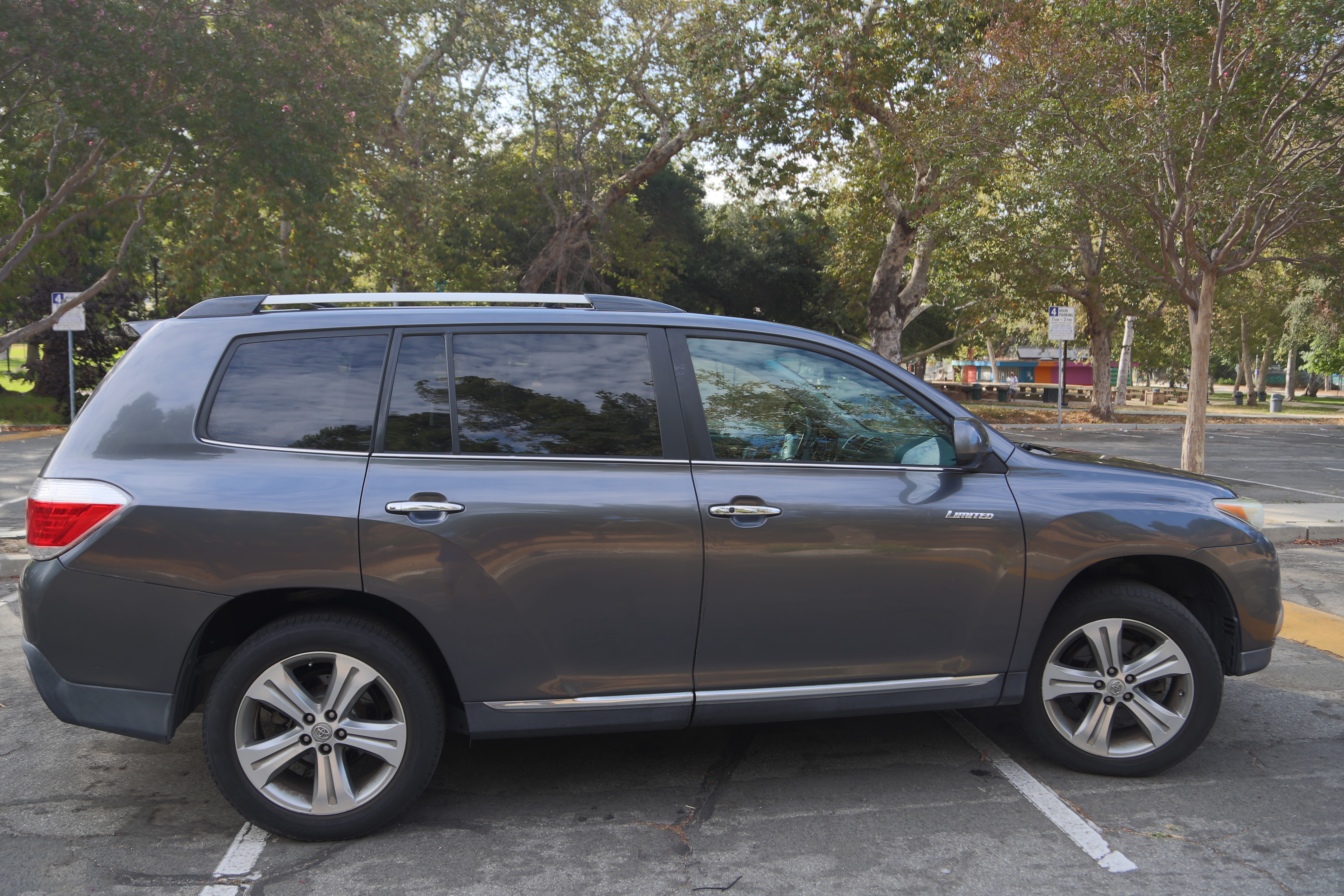 Used 2011 Toyota Highlander Limited w/ Tow Pkg FWD image 5