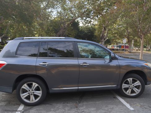 Used 2011 Toyota Highlander Limited w/ Tow Pkg FWD image 5