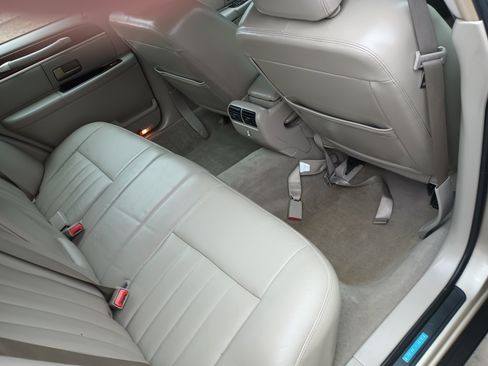 Used 2006 Lincoln Town Car Signature image 6