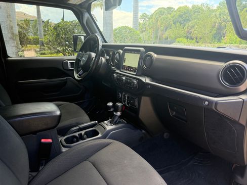 Used 2022 Jeep Gladiator Sport AWD/4WD image 12