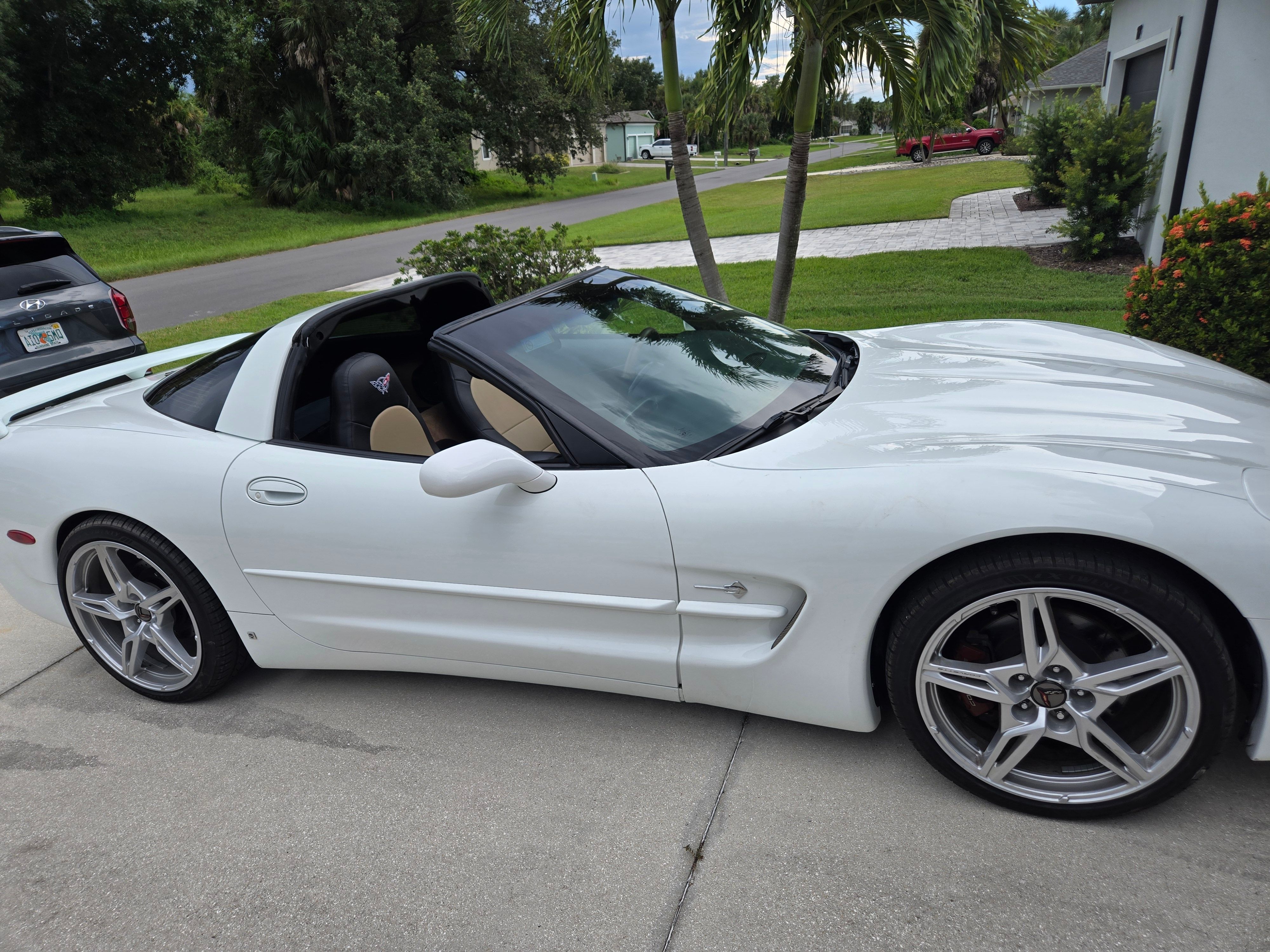 Used 1998 Chevrolet Corvette Coupe w/ Roof Pkg RWD image 1