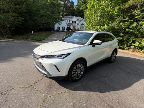 Used 2022 Toyota Venza XLE AWD/4WD image 1