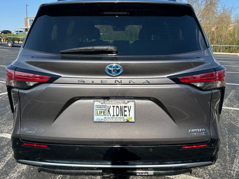 Used 2022 Toyota Sienna Limited image 8