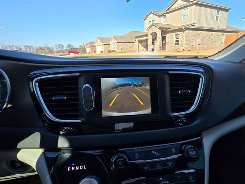 Used 2018 Chrysler Pacifica Touring-L image 14