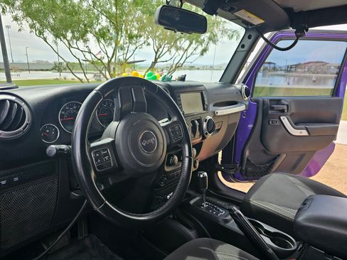 Used 2017 Jeep Wrangler Rubicon w/ Dual Top Group AWD/4WD image 8