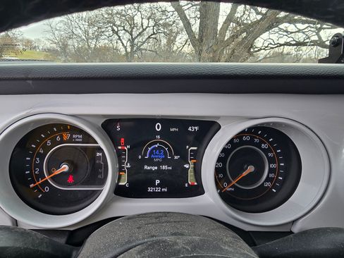 Used 2023 Jeep Gladiator Sport image 9