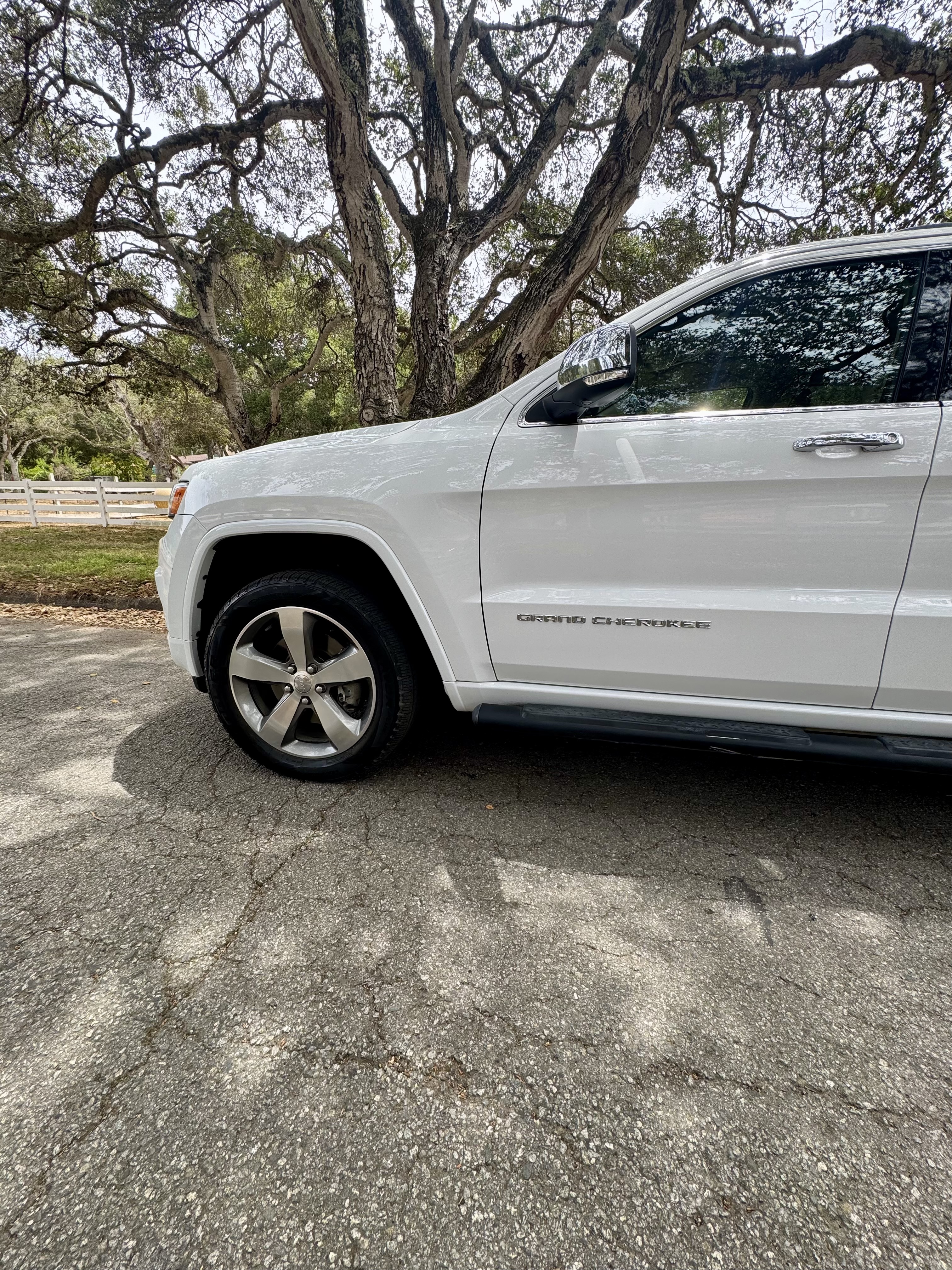 Used 2014 Jeep Grand Cherokee Overland w/ Advanced Technology Group AWD/4WD image 2