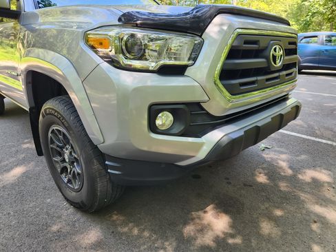 Used 2017 Toyota Tacoma SR5 image 8