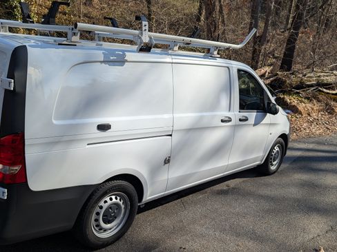 Used 2023 Mercedes-Benz Metris image 2