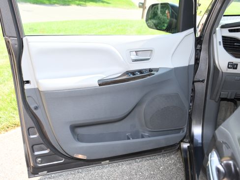 Used 2015 Toyota Sienna XLE FWD image 18