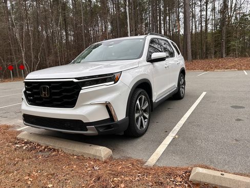 Used 2024 Honda Pilot Touring image 1