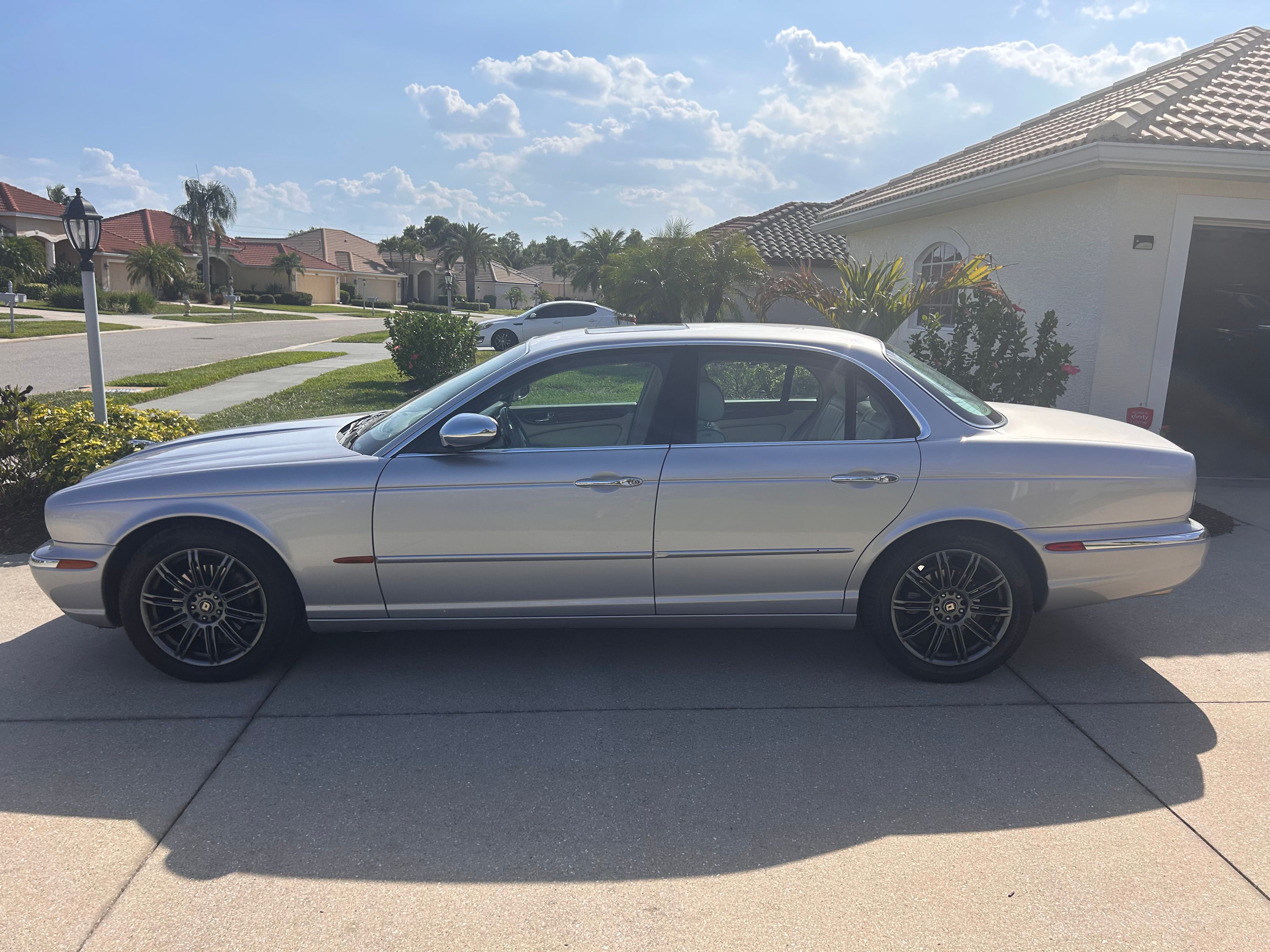 Used 2004 Jaguar XJ8 RWD image 4