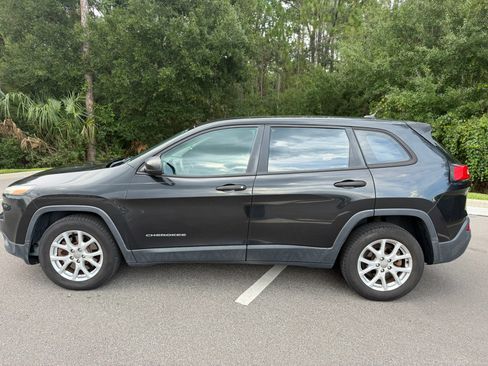 Used 2014 Jeep Cherokee Sport FWD image 2