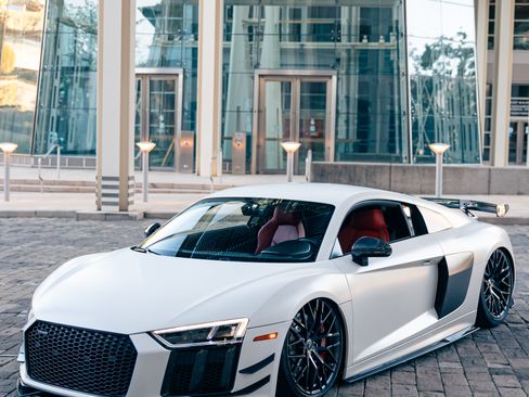Used 2018 Audi R8 V10 w/ Premium Package RWD image 19