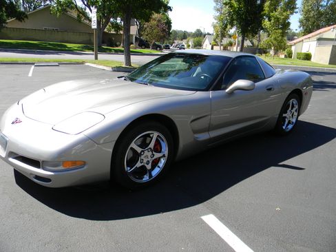 Used 2000 Chevrolet Corvette Coupe w/ Performance Handling Pkg image 8
