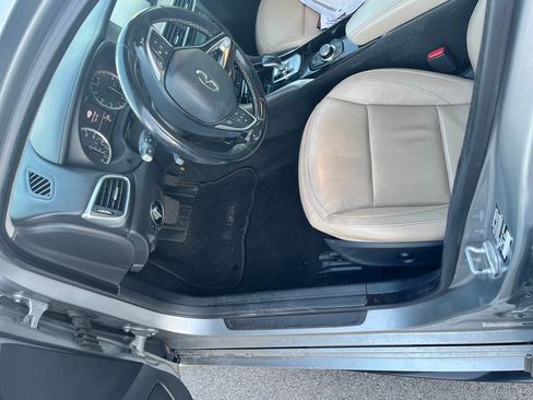 Used 2018 INFINITI QX30 image 2