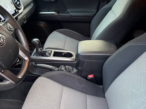 Used 2022 Toyota Tacoma TRD Sport w/ Technology Package image 6