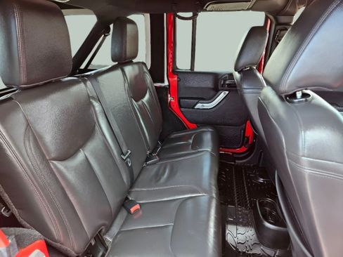 Used 2018 Jeep Wrangler Unlimited Rubicon w/ Connectivity Group AWD/4WD image 12