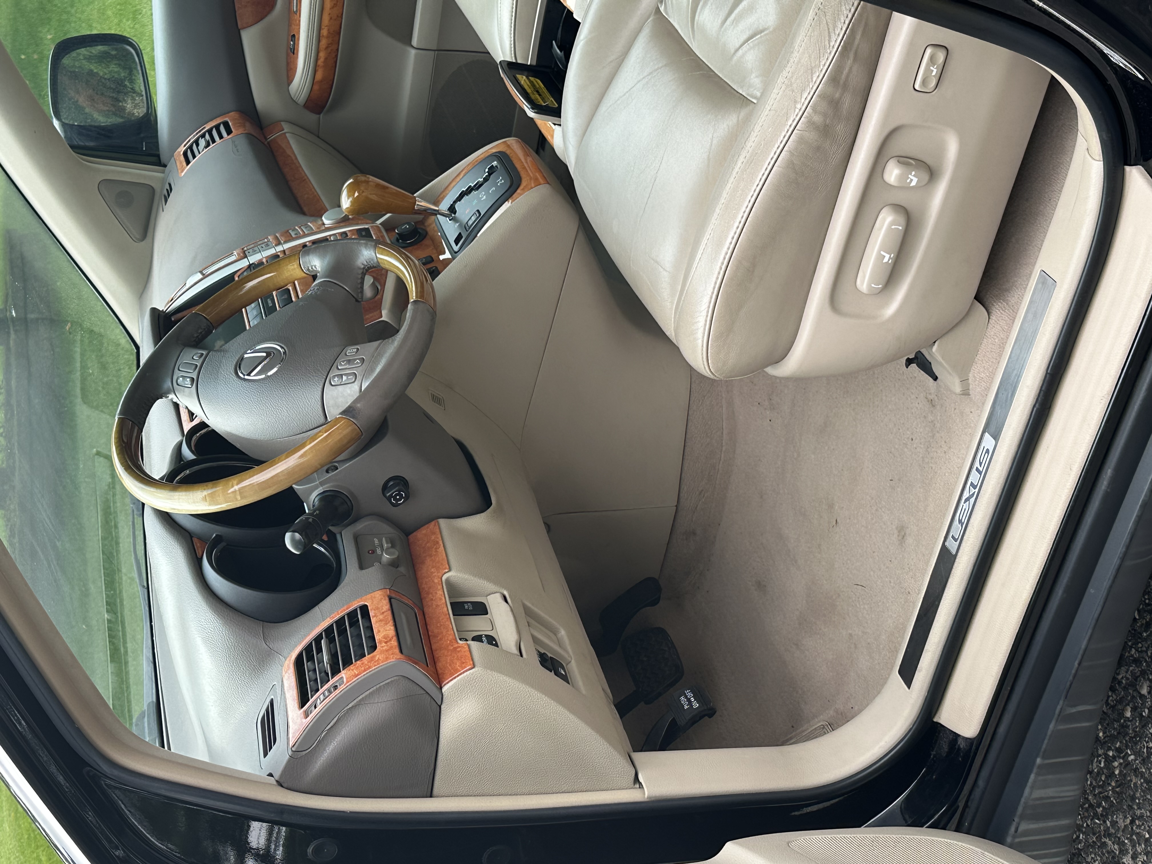 Used 2005 Lexus RX 330 AWD w/ Premium Plus Pkg image 2