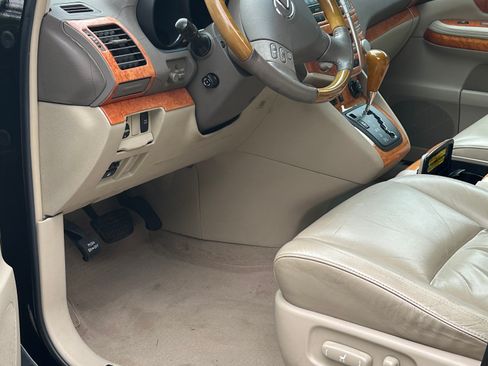 Used 2005 Lexus RX 330 AWD w/ Premium Plus Pkg image 2