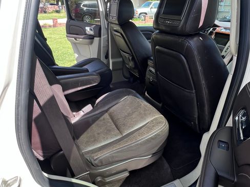 Used 2011 Cadillac Escalade Platinum image 4