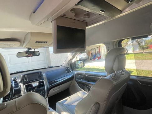 Used 2012 Chrysler Town & Country Limited image 16