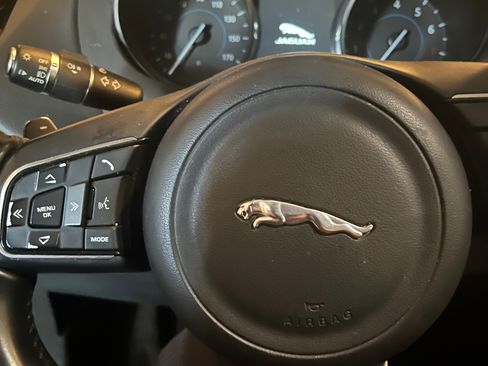 Used 2017 Jaguar F-PACE Premium image 4