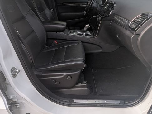 Used 2020 Jeep Grand Cherokee Overland image 16