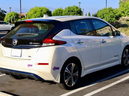 Used 2018 Nissan Leaf SL w/ SL Technology Package FWD image 9