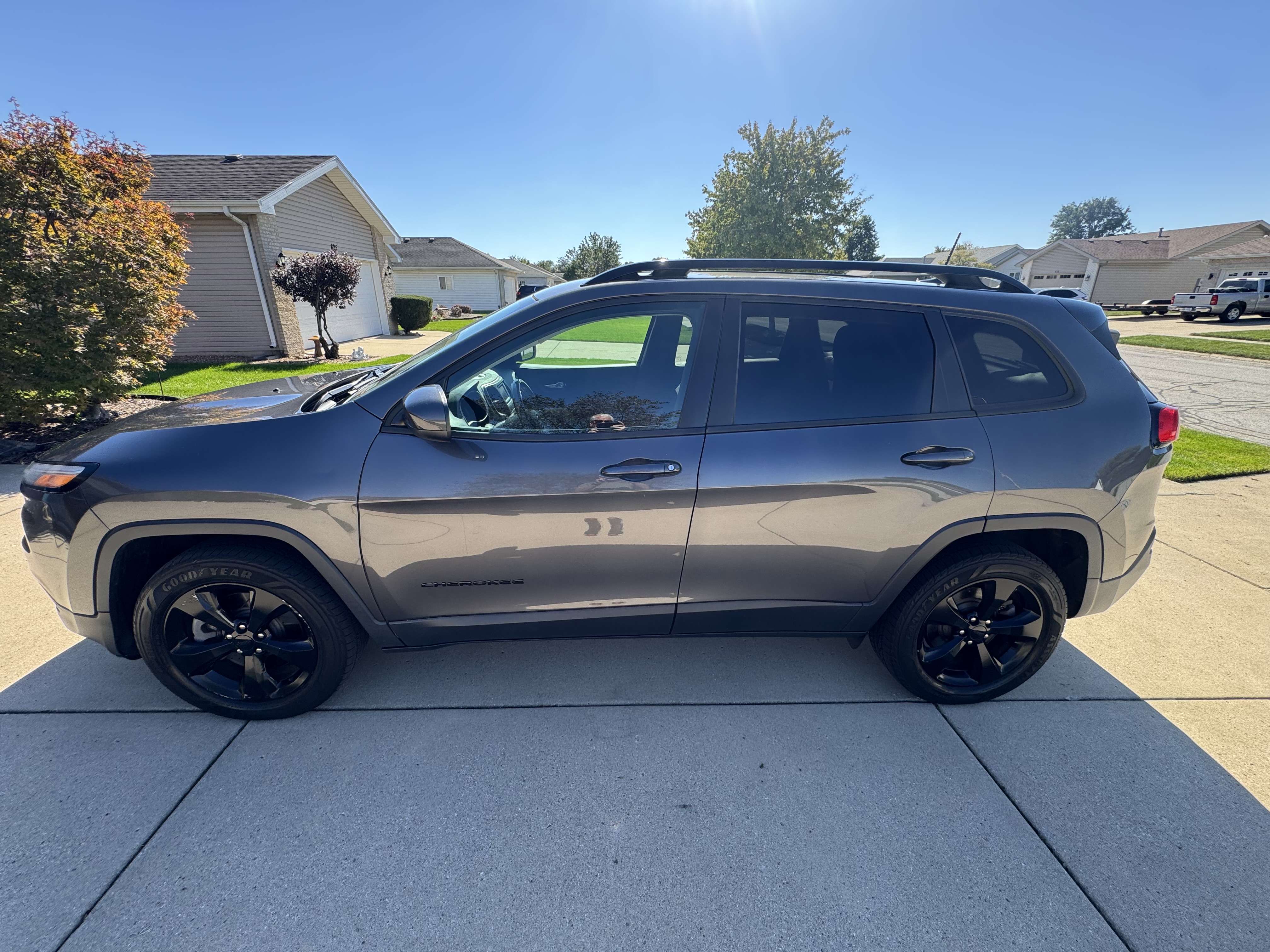 Used 2018 Jeep Cherokee Latitude w/ Altitude Package AWD/4WD image 8