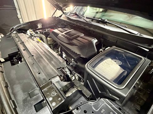 Used 2023 Nissan Titan SV w/ SV Convenience Package image 9