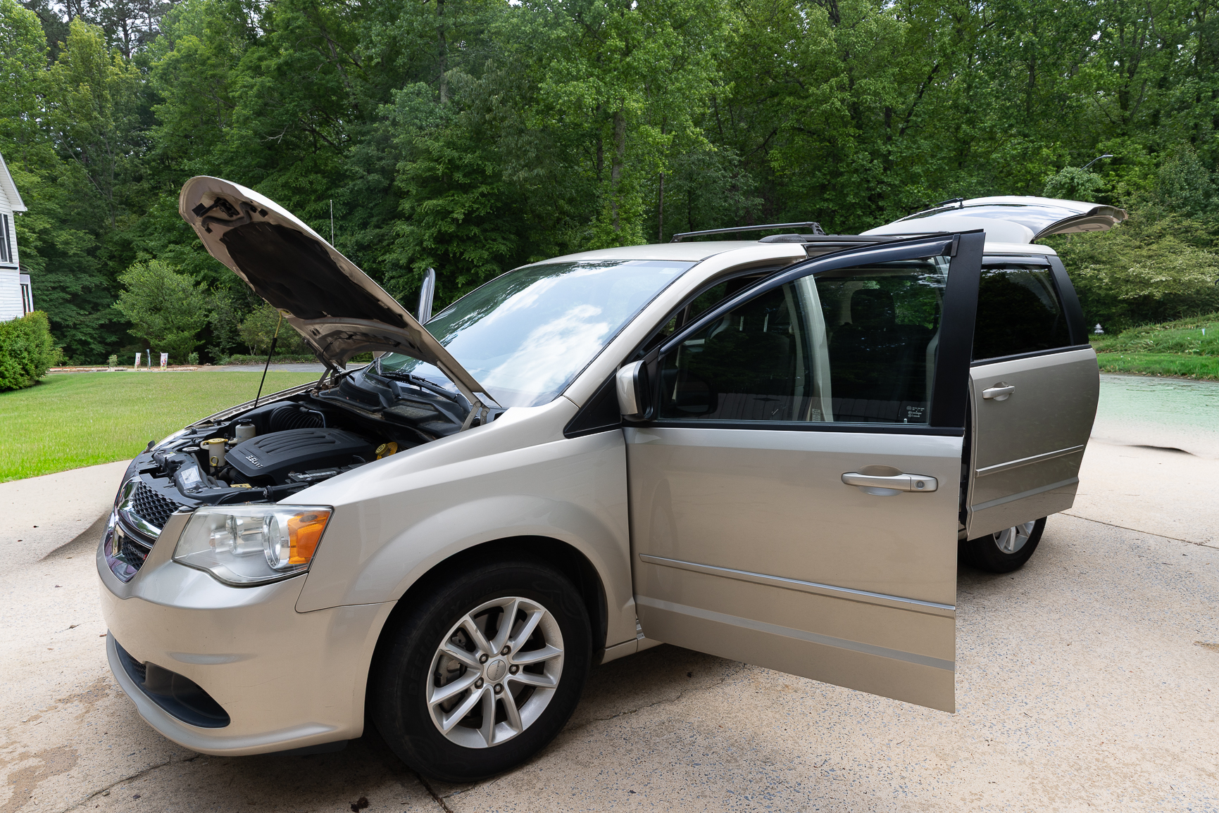 Used 2014 Dodge Grand Caravan SXT FWD image 2