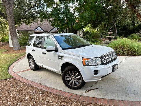 Used 2011 Land Rover LR2 HSE image 10