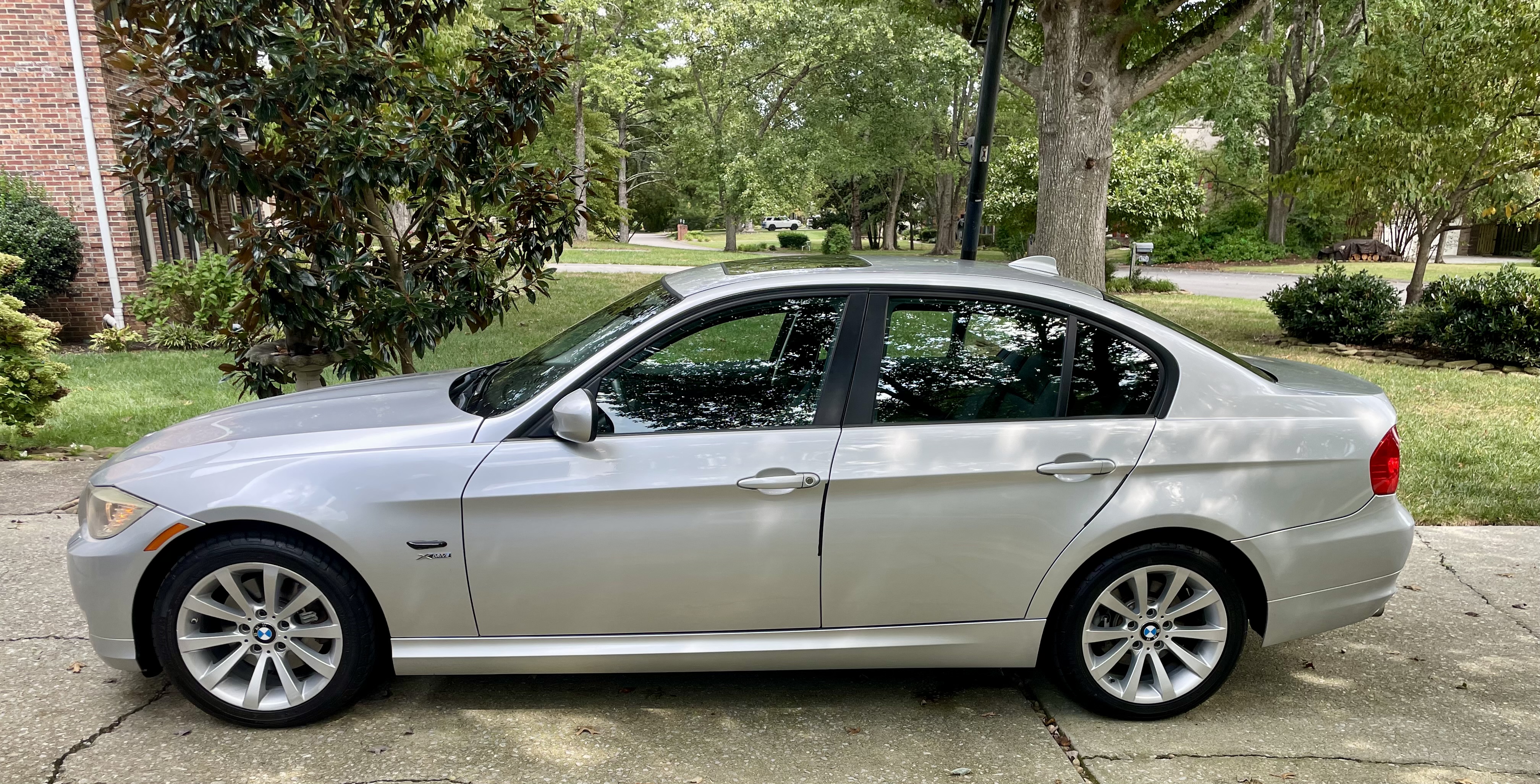 Used 2011 BMW 328i xDrive Sedan AWD/4WD image 2