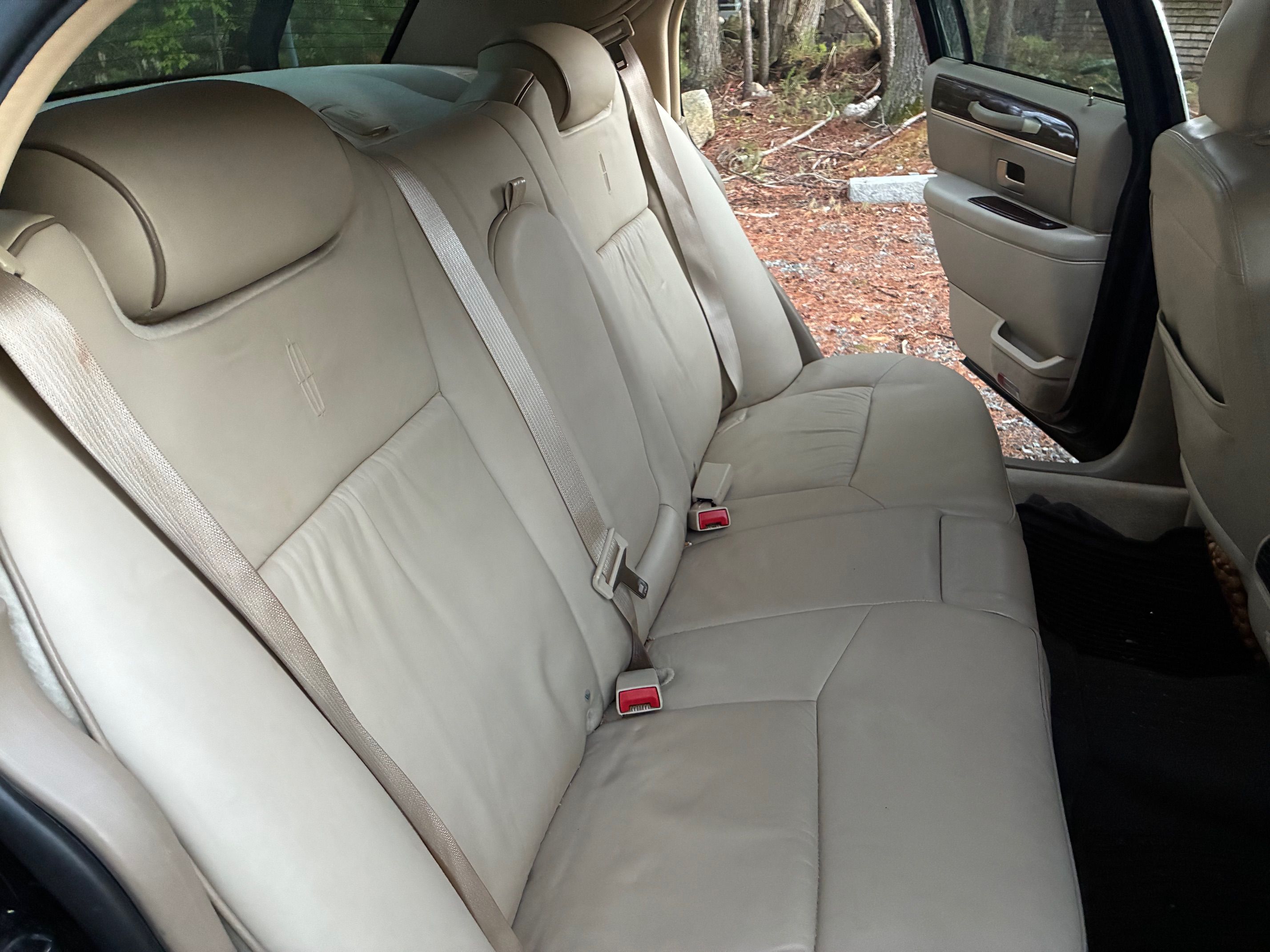 Used 2006 Lincoln Town Car Designer Series RWD image 19