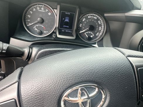 Used 2018 Toyota Tacoma TRD Off-Road w/ Technology Package image 13