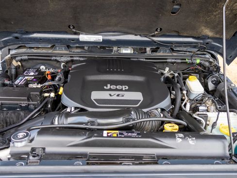 Used 2017 Jeep Wrangler Unlimited Sahara image 10