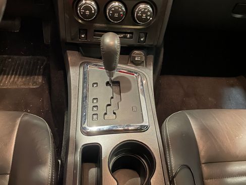 Used 2013 Dodge Challenger SXT image 5