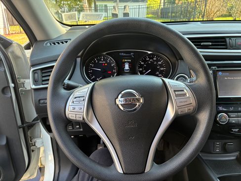 Used 2016 Nissan Rogue SV w/ SV Premium Package image 12