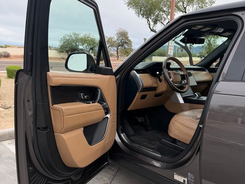 Used 2024 Land Rover Range Rover Long Wheelbase SE image 10