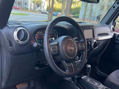 Used 2016 Jeep Wrangler Sahara w/ Connectivity Group image 8
