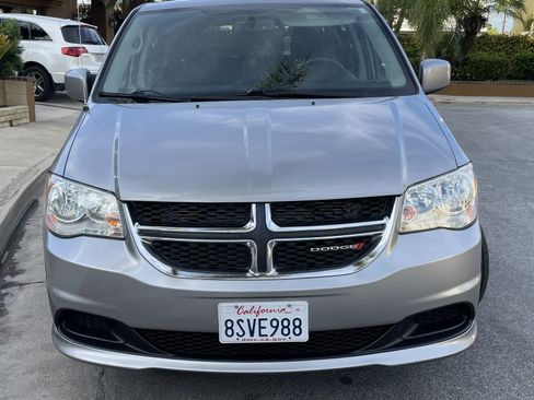Used 2016 Dodge Grand Caravan SXT w/ UConnect Hands-Free Group image 4